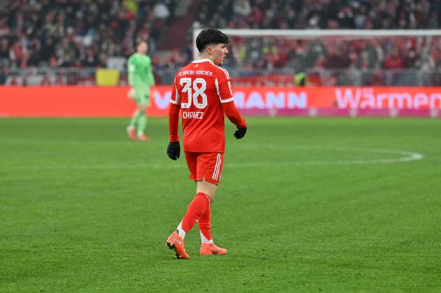 GER, Bayern, Muenchen, Fussball, FC Bayern Muenchen - FC Augsburg, in der Allianz Arena, Muenchen, Bundesliga, 19. Spieltag, 24.01.26, v.l. Felipe Chavez (FC Bayern, Muenchen, 38), im Portrait, Einzelbild, Freisteller, von hinten DFL DFB regulations prohibit any use of photographs as image sequences and or quasi-video, Copyright: HMB-Media MichaelxNibel
