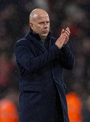(260125) -- BOURNEMOUTH, Jan. 25, 2026 -- Liverpool s head coach Arne Slot applauds the supporters after the English Premier League match between Bournemouth and Liverpool in Bournemouth, Britain, on Jan. 24, 2026. FOR EDITORIAL USE ONLY. NOT FOR SALE FOR MARKETING OR ADVERTISING CAMPAIGNS. NO USE WITH UNAUTHORIZED AUDIO, VIDEO, DATA, FIXTURE LISTS, CLUB LEAGUE LOGOS OR LIVE SERVICES. ONLINE IN-MATCH USE LIMITED TO 45 IMAGES, NO VIDEO EMULATION. NO USE IN BETTING, GAMES OR SINGLE CLUB LEAGUE PLAYER PUBLICATIONS. (SP)BRITAIN-BOURNEMOUTH-FOOTBALL-PREMIER LEAGUE-BOURNEMOUT VS LIVERPOOL LixYing