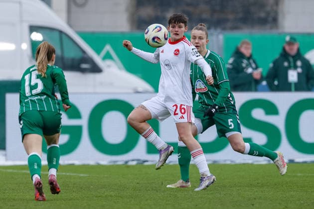 v.li.: Aneta Polaskova (1. FC Nürnberg, 26) und Michelle Ulbrich (SV Werder Bremen, 5) im Zweikampf, Duell, Dynamik, Aktion, Action, Spielszene, DIE DFB-RICHTLINIEN UNTERSAGEN JEGLICHE NUTZUNG VON FOTOS ALS SEQUENZBILDER UND ODER VIDEOÄHNLICHE FOTOSTRECKEN. DFB REGULATIONS PROHIBIT ANY USE OF PHOTOGRAPHS AS IMAGE SEQUENCES AND OR QUASI-VIDEO., 25.01.2026, (), Fussball, Google Pixel Frauen-Bundesliga, SV Werder Bremen - 1. FC Nürnberg