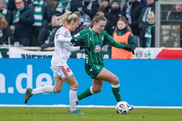 v.li.: Fany Proniez (1. FC Nürnberg, 3) und Mara Alber (SV Werder Bremen, 37) im Laufduell, Zweikampf, Duell, Dynamik, Aktion, Action, Spielszene, DIE DFB-RICHTLINIEN UNTERSAGEN JEGLICHE NUTZUNG VON FOTOS ALS SEQUENZBILDER UND ODER VIDEOÄHNLICHE FOTOSTRECKEN. DFB REGULATIONS PROHIBIT ANY USE OF PHOTOGRAPHS AS IMAGE SEQUENCES AND OR QUASI-VIDEO., 25.01.2026, (), Fussball, Google Pixel Frauen-Bundesliga, SV Werder Bremen - 1. FC Nürnberg