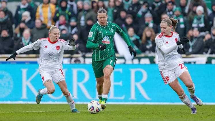 v.li.: Fany Proniez (1. FC Nürnberg, 3), Larissa Mühlhaus (SV Werder Bremen, 7) und Beatrix Fördös (1. FC Nürnberg, 27) im Zweikampf, Duell, Dynamik, Aktion, Action, Spielszene, DIE DFB-RICHTLINIEN UNTERSAGEN JEGLICHE NUTZUNG VON FOTOS ALS SEQUENZBILDER UND ODER VIDEOÄHNLICHE FOTOSTRECKEN. DFB REGULATIONS PROHIBIT ANY USE OF PHOTOGRAPHS AS IMAGE SEQUENCES AND OR QUASI-VIDEO., 25.01.2026, (), Fussball, Google Pixel Frauen-Bundesliga, SV Werder Bremen - 1. FC Nürnberg
