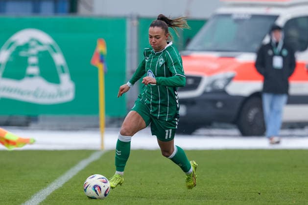 Maja Sternad (SV Werder Bremen, 11) am Ball, Freisteller, Einzelbild, Ganzkörper, Aktion, Action, Spielszene, DIE DFB-RICHTLINIEN UNTERSAGEN JEGLICHE NUTZUNG VON FOTOS ALS SEQUENZBILDER UND ODER VIDEOÄHNLICHE FOTOSTRECKEN. DFB REGULATIONS PROHIBIT ANY USE OF PHOTOGRAPHS AS IMAGE SEQUENCES AND OR QUASI-VIDEO., 25.01.2026, (), Fussball, Google Pixel Frauen-Bundesliga, SV Werder Bremen - 1. FC Nürnberg