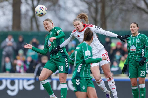 v.li.: Lina Hausicke (SV Werder Bremen, 18) und Beatrix Fördös (1. FC Nürnberg, 27) im Kopfballduell, Kopfball, Zweikampf, Action, Aktion, Spielszene, DIE DFB-RICHTLINIEN UNTERSAGEN JEGLICHE NUTZUNG VON FOTOS ALS SEQUENZBILDER UND ODER VIDEOÄHNLICHE FOTOSTRECKEN. DFB REGULATIONS PROHIBIT ANY USE OF PHOTOGRAPHS AS IMAGE SEQUENCES AND OR QUASI-VIDEO., 25.01.2026, (), Fussball, Google Pixel Frauen-Bundesliga, SV Werder Bremen - 1. FC Nürnberg