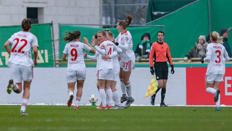 Spielerinnen vom 1. FC Nürnberg mit Torjubel, Jubel, jubeln, jubelt, optimistisch, Spielszene, Highlight, Freude über das Tor zum 0:1, DIE DFB-RICHTLINIEN UNTERSAGEN JEGLICHE NUTZUNG VON FOTOS ALS SEQUENZBILDER UND ODER VIDEOÄHNLICHE FOTOSTRECKEN. DFB REGULATIONS PROHIBIT ANY USE OF PHOTOGRAPHS AS IMAGE SEQUENCES AND OR QUASI-VIDEO., 25.01.2026, (), Fussball, Google Pixel Frauen-Bundesliga, SV Werder Bremen - 1. FC Nürnberg