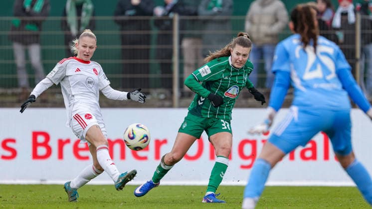 v.li.: Fany Proniez (1. FC Nürnberg, 3) und Mara Alber (SV Werder Bremen, 37) im Zweikampf, Duell, Dynamik, Aktion, Action, Spielszene, DIE DFB-RICHTLINIEN UNTERSAGEN JEGLICHE NUTZUNG VON FOTOS ALS SEQUENZBILDER UND ODER VIDEOÄHNLICHE FOTOSTRECKEN. DFB REGULATIONS PROHIBIT ANY USE OF PHOTOGRAPHS AS IMAGE SEQUENCES AND OR QUASI-VIDEO., 25.01.2026, (), Fussball, Google Pixel Frauen-Bundesliga, SV Werder Bremen - 1. FC Nürnberg