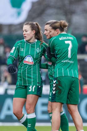 v.li.: Mara Alber (SV Werder Bremen, 37), Torschützin Medina Desic (SV Werder Bremen, 9) und Larissa Mühlhaus (SV Werder Bremen, 7) mit Torjubel, Jubel, jubeln, jubelt, optimistisch, Spielszene, Highlight, Freude über das Tor zum 1:1, DIE DFB-RICHTLINIEN UNTERSAGEN JEGLICHE NUTZUNG VON FOTOS ALS SEQUENZBILDER UND ODER VIDEOÄHNLICHE FOTOSTRECKEN. DFB REGULATIONS PROHIBIT ANY USE OF PHOTOGRAPHS AS IMAGE SEQUENCES AND OR QUASI-VIDEO., 25.01.2026, (), Fussball, Google Pixel Frauen-Bundesliga, SV Werder Bremen - 1. FC Nürnberg