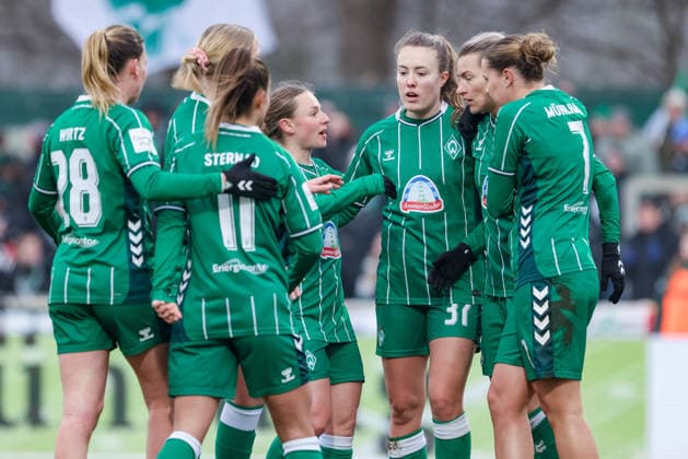 Spielerinnen des SV Werder Bremen mit Torjubel, Jubel, jubeln, jubelt, optimistisch, Spielszene, Highlight, Freude über das Tor zum 1:1, DIE DFB-RICHTLINIEN UNTERSAGEN JEGLICHE NUTZUNG VON FOTOS ALS SEQUENZBILDER UND ODER VIDEOÄHNLICHE FOTOSTRECKEN. DFB REGULATIONS PROHIBIT ANY USE OF PHOTOGRAPHS AS IMAGE SEQUENCES AND OR QUASI-VIDEO., 25.01.2026, (), Fussball, Google Pixel Frauen-Bundesliga, SV Werder Bremen - 1. FC Nürnberg