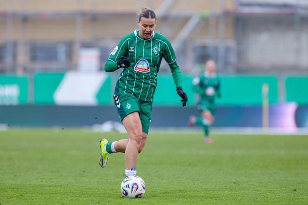 Larissa Mühlhaus (SV Werder Bremen, 7) am Ball, Freisteller, Einzelbild, Ganzkörper, Aktion, Action, Spielszene, DIE DFB-RICHTLINIEN UNTERSAGEN JEGLICHE NUTZUNG VON FOTOS ALS SEQUENZBILDER UND ODER VIDEOÄHNLICHE FOTOSTRECKEN. DFB REGULATIONS PROHIBIT ANY USE OF PHOTOGRAPHS AS IMAGE SEQUENCES AND OR QUASI-VIDEO., 25.01.2026, (), Fussball, Google Pixel Frauen-Bundesliga, SV Werder Bremen - 1. FC Nürnberg