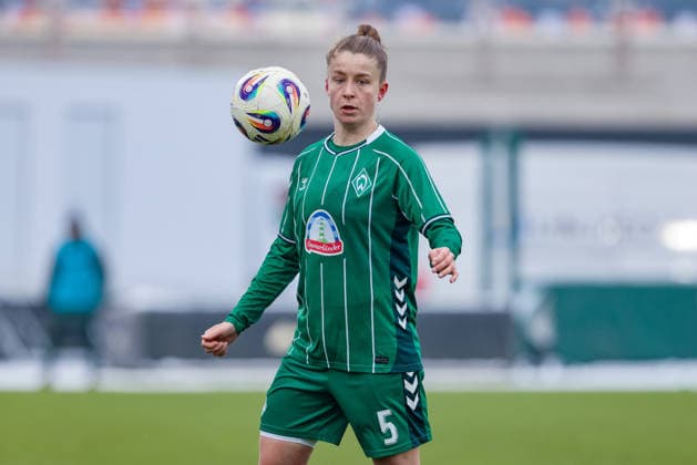 Michelle Ulbrich (SV Werder Bremen, 5) am Ball, Einzelbild, Ganzkörper, Aktion, Action, Spielszene, Portrait, Nahaufnahme, Einzelfoto, Einzelbild, DIE DFB-RICHTLINIEN UNTERSAGEN JEGLICHE NUTZUNG VON FOTOS ALS SEQUENZBILDER UND ODER VIDEOÄHNLICHE FOTOSTRECKEN. DFB REGULATIONS PROHIBIT ANY USE OF PHOTOGRAPHS AS IMAGE SEQUENCES AND OR QUASI-VIDEO., 25.01.2026, (), Fussball, Google Pixel Frauen-Bundesliga, SV Werder Bremen - 1. FC Nürnberg