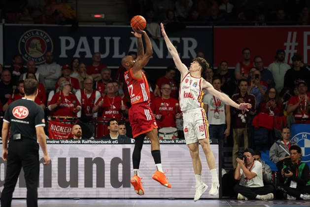 Isiaha Mike (FC Bayern Basketball, 22) mit Christian Skaladanowski (Fitness First Wuerzburg Baskets, 19), GER, FC Bayern Basketball vs. Fitness First Wuerzburg Baskets, Basketball, easycredit Basketball Bundesliga, 17. Spieltag, Saison 2025 2026, 25.01.2026, GER, FC Bayern Basketball vs. Fitness First Wuerzburg Baskets, Basketball, easycredit Basketball Bundesliga, 17. Spieltag, Saison 2025 2026, 25.01.2026 Muenchen Copyright: xEibner-Pressefoto JennixMaulx EP_JML