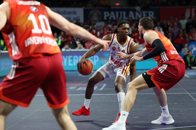 Marcus Carr (Fitness First Wuerzburg Baskets, 05) mit Leon Kratzer (FC Bayern Basketball, 08), GER, FC Bayern Basketball vs. Fitness First Wuerzburg Baskets, Basketball, easycredit Basketball Bundesliga, 17. Spieltag, Saison 2025 2026, 25.01.2026, GER, FC Bayern Basketball vs. Fitness First Wuerzburg Baskets, Basketball, easycredit Basketball Bundesliga, 17. Spieltag, Saison 2025 2026, 25.01.2026 Muenchen Copyright: xEibner-Pressefoto JennixMaulx EP_JML