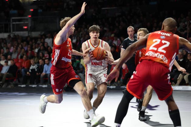Christian Skaladanowski (Fitness First Wuerzburg Baskets, 19)mit Justuz Hollatz (FC Bayern Basketball, 21) und Niels Giffey (FC Bayern Basketball, 05), mit Isiaha Mike (FC Bayern Basketball, 22), GER, FC Bayern Basketball vs. Fitness First Wuerzburg Baskets, Basketball, easycredit Basketball Bundesliga, 17. Spieltag, Saison 2025 2026, 25.01.2026, GER, FC Bayern Basketball vs. Fitness First Wuerzburg Baskets, Basketball, easycredit Basketball Bundesliga, 17. Spieltag, Saison 2025 2026, 25.01.2026 Muenchen Copyright: xEibner-Pressefoto JennixMaulx EP_JML