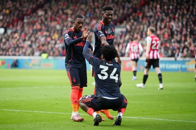Ola Aina of Nottingham Forest celebrates with teammates after Igor Jesus (not pictured) scored his team s first goal of the match Brentford v Nottingham Forest, Football, Premier League, The Gtech Community Stadium, London, UK, 25 01 26 EDITORIAL USE ONLY No use with unauthorised audio, video, data, fixture lists (outside the EU), club league logos or live services. Online in-match use limited to 45 images (+15 in extra time). No use to emulate moving images. No use in betting, games or Copyright: xAnthonyxHanc Shutterstockx 16436856m