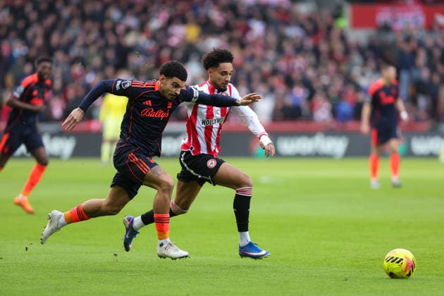 Morgan Gibbs-White of Nottingham Forest battles for possession with Kevin Schade of Brentford during the match Brentford v Nottingham Forest, Football, Premier League, The Gtech Community Stadium, London, UK, 25 01 26 EDITORIAL USE ONLY No use with unauthorised audio, video, data, fixture lists (outside the EU), club league logos or live services. Online in-match use limited to 45 images (+15 in extra time). No use to emulate moving images. No use in betting, games or Copyright: xAnthonyxHanc Shutterstockx 16436856d