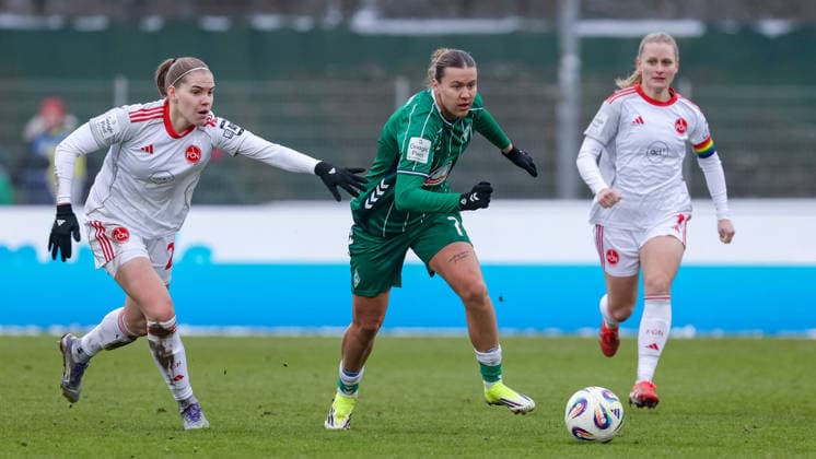 v.li.: Beatrix Fördös (1. FC Nürnberg, 27) und Larissa Mühlhaus (SV Werder Bremen, 7) im Zweikampf, Duell, Dynamik, Aktion, Action, Spielszene, DIE DFB-RICHTLINIEN UNTERSAGEN JEGLICHE NUTZUNG VON FOTOS ALS SEQUENZBILDER UND ODER VIDEOÄHNLICHE FOTOSTRECKEN. DFB REGULATIONS PROHIBIT ANY USE OF PHOTOGRAPHS AS IMAGE SEQUENCES AND OR QUASI-VIDEO., 25.01.2026, (), Fussball, Google Pixel Frauen-Bundesliga, SV Werder Bremen - 1. FC Nürnberg