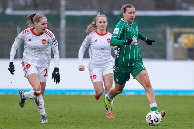 v.li.: Beatrix Fördös (1. FC Nürnberg, 27) und Larissa Mühlhaus (SV Werder Bremen, 7) im Zweikampf, Duell, Dynamik, Aktion, Action, Spielszene, DIE DFB-RICHTLINIEN UNTERSAGEN JEGLICHE NUTZUNG VON FOTOS ALS SEQUENZBILDER UND ODER VIDEOÄHNLICHE FOTOSTRECKEN. DFB REGULATIONS PROHIBIT ANY USE OF PHOTOGRAPHS AS IMAGE SEQUENCES AND OR QUASI-VIDEO., 25.01.2026, (), Fussball, Google Pixel Frauen-Bundesliga, SV Werder Bremen - 1. FC Nürnberg
