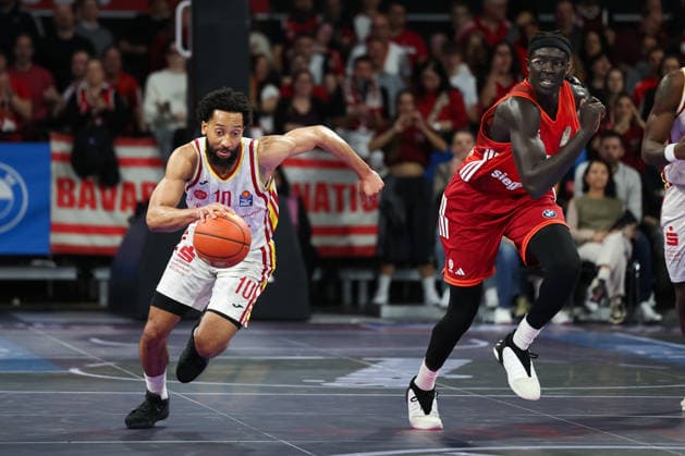 Davion Mintz (Fitness First Wuerzburg Baskets, 10) mit Wenyen Gabriel (FC Bayern Basketball, 32), GER, FC Bayern Basketball vs. Fitness First Wuerzburg Baskets, Basketball, easycredit Basketball Bundesliga, 17. Spieltag, Saison 2025 2026, 25.01.2026, GER, FC Bayern Basketball vs. Fitness First Wuerzburg Baskets, Basketball, easycredit Basketball Bundesliga, 17. Spieltag, Saison 2025 2026, 25.01.2026 Muenchen Copyright: xEibner-Pressefoto JennixMaulx EP_JML