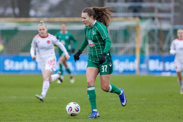 Mara Alber (SV Werder Bremen, 37) am Ball, Einzelbild, Ganzkörper, Aktion, Action, Spielszene, DIE DFB-RICHTLINIEN UNTERSAGEN JEGLICHE NUTZUNG VON FOTOS ALS SEQUENZBILDER UND ODER VIDEOÄHNLICHE FOTOSTRECKEN. DFB REGULATIONS PROHIBIT ANY USE OF PHOTOGRAPHS AS IMAGE SEQUENCES AND OR QUASI-VIDEO., 25.01.2026, (), Fussball, Google Pixel Frauen-Bundesliga, SV Werder Bremen - 1. FC Nürnberg