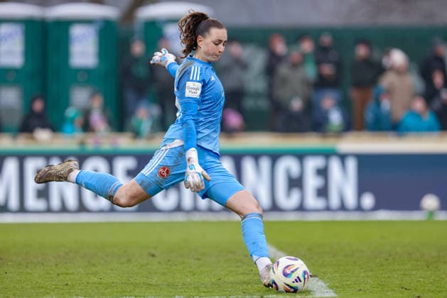 Lourdes Romero (Torhüterin, 1. FC Nürnberg, 25) am Ball, Freisteller, Einzelbild, Ganzkörper, Aktion, Action, Spielszene, DIE DFB-RICHTLINIEN UNTERSAGEN JEGLICHE NUTZUNG VON FOTOS ALS SEQUENZBILDER UND ODER VIDEOÄHNLICHE FOTOSTRECKEN. DFB REGULATIONS PROHIBIT ANY USE OF PHOTOGRAPHS AS IMAGE SEQUENCES AND OR QUASI-VIDEO., 25.01.2026, (), Fussball, Google Pixel Frauen-Bundesliga, SV Werder Bremen - 1. FC Nürnberg