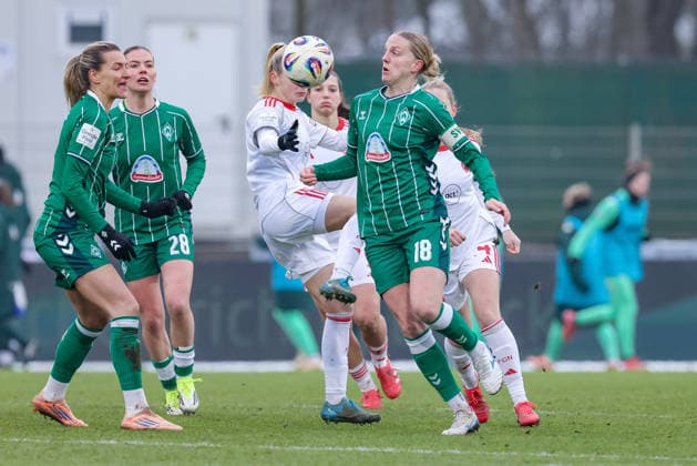 Lina Hausicke (SV Werder Bremen, 18) am Ball, Einzelbild, Ganzkörper, Aktion, Action, Spielszene, DIE DFB-RICHTLINIEN UNTERSAGEN JEGLICHE NUTZUNG VON FOTOS ALS SEQUENZBILDER UND ODER VIDEOÄHNLICHE FOTOSTRECKEN. DFB REGULATIONS PROHIBIT ANY USE OF PHOTOGRAPHS AS IMAGE SEQUENCES AND OR QUASI-VIDEO., 25.01.2026, (), Fussball, Google Pixel Frauen-Bundesliga, SV Werder Bremen - 1. FC Nürnberg