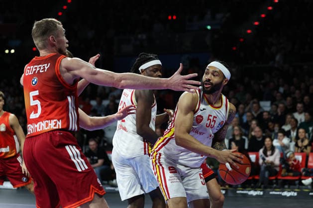 David Muenkat (Fitness First Wuerzburg Baskets, 55) mit Charles Thompson (Fitness First Wuerzburg Baskets, 32), mit Niels Giffey (FC Bayern Basketball, 05), GER, FC Bayern Basketball vs. Fitness First Wuerzburg Baskets, Basketball, easycredit Basketball Bundesliga, 17. Spieltag, Saison 2025 2026, 25.01.2026, GER, FC Bayern Basketball vs. Fitness First Wuerzburg Baskets, Basketball, easycredit Basketball Bundesliga, 17. Spieltag, Saison 2025 2026, 25.01.2026 Muenchen Copyright: xEibner-Pressefoto JennixMaulx EP_JML