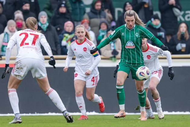 Medina Desic (SV Werder Bremen, 9) am Ball, Einzelbild, Ganzkörper, Aktion, Action, Spielszene, DIE DFB-RICHTLINIEN UNTERSAGEN JEGLICHE NUTZUNG VON FOTOS ALS SEQUENZBILDER UND ODER VIDEOÄHNLICHE FOTOSTRECKEN. DFB REGULATIONS PROHIBIT ANY USE OF PHOTOGRAPHS AS IMAGE SEQUENCES AND OR QUASI-VIDEO., 25.01.2026, (), Fussball, Google Pixel Frauen-Bundesliga, SV Werder Bremen - 1. FC Nürnberg