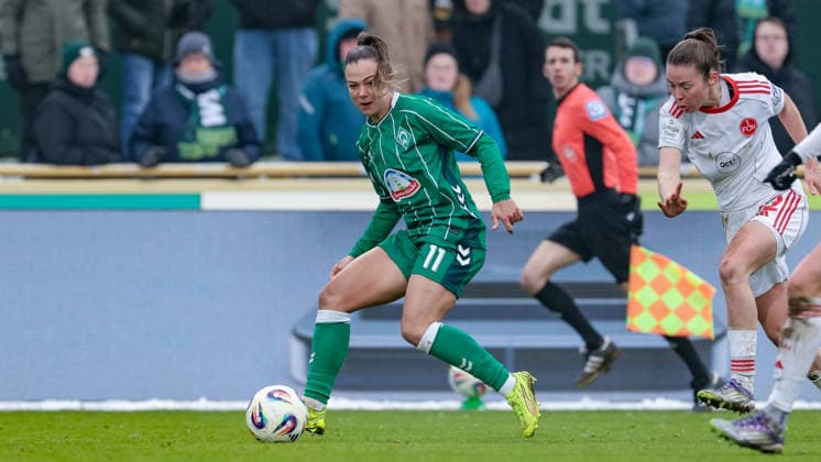 v.li.: Maja Sternad (SV Werder Bremen, 11) und Julia Pollak (1. FC Nürnberg, 22) im Zweikampf, Duell, Dynamik, Aktion, Action, Spielszene, DIE DFB-RICHTLINIEN UNTERSAGEN JEGLICHE NUTZUNG VON FOTOS ALS SEQUENZBILDER UND ODER VIDEOÄHNLICHE FOTOSTRECKEN. DFB REGULATIONS PROHIBIT ANY USE OF PHOTOGRAPHS AS IMAGE SEQUENCES AND OR QUASI-VIDEO., 25.01.2026, (), Fussball, Google Pixel Frauen-Bundesliga, SV Werder Bremen - 1. FC Nürnberg