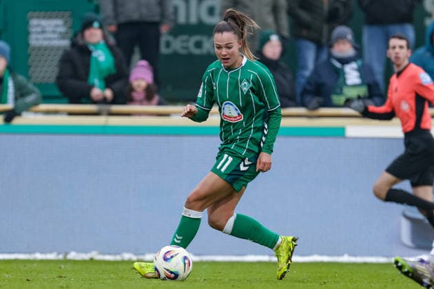Maja Sternad (SV Werder Bremen, 11) am Ball, Einzelbild, Ganzkörper, Aktion, Action, Spielszene, DIE DFB-RICHTLINIEN UNTERSAGEN JEGLICHE NUTZUNG VON FOTOS ALS SEQUENZBILDER UND ODER VIDEOÄHNLICHE FOTOSTRECKEN. DFB REGULATIONS PROHIBIT ANY USE OF PHOTOGRAPHS AS IMAGE SEQUENCES AND OR QUASI-VIDEO., 25.01.2026, (), Fussball, Google Pixel Frauen-Bundesliga, SV Werder Bremen - 1. FC Nürnberg