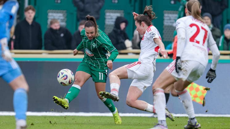 v.li.: Maja Sternad (SV Werder Bremen, 11) und Julia Pollak (1. FC Nürnberg, 22) im Zweikampf, Duell, Dynamik, Aktion, Action, Spielszene, DIE DFB-RICHTLINIEN UNTERSAGEN JEGLICHE NUTZUNG VON FOTOS ALS SEQUENZBILDER UND ODER VIDEOÄHNLICHE FOTOSTRECKEN. DFB REGULATIONS PROHIBIT ANY USE OF PHOTOGRAPHS AS IMAGE SEQUENCES AND OR QUASI-VIDEO., 25.01.2026, (), Fussball, Google Pixel Frauen-Bundesliga, SV Werder Bremen - 1. FC Nürnberg