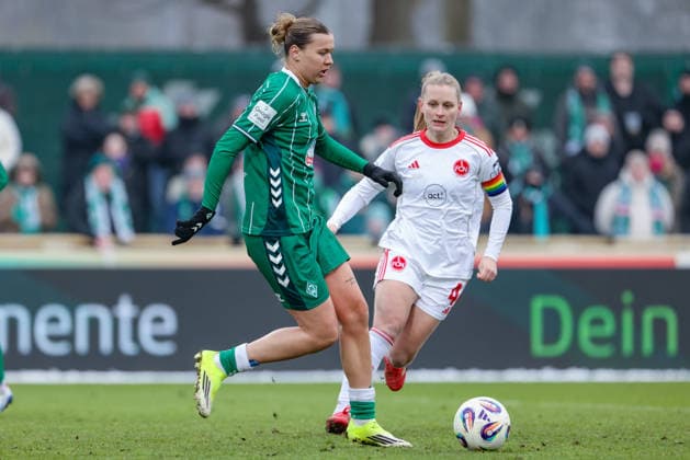 v.li.: Larissa Mühlhaus (SV Werder Bremen, 7) am Ball, Einzelbild, Ganzkörper, Aktion, Action, Spielszene, Luisa Guttenberger (1. FC Nürnberg, 4), DIE DFB-RICHTLINIEN UNTERSAGEN JEGLICHE NUTZUNG VON FOTOS ALS SEQUENZBILDER UND ODER VIDEOÄHNLICHE FOTOSTRECKEN. DFB REGULATIONS PROHIBIT ANY USE OF PHOTOGRAPHS AS IMAGE SEQUENCES AND OR QUASI-VIDEO., 25.01.2026, (), Fussball, Google Pixel Frauen-Bundesliga, SV Werder Bremen - 1. FC Nürnberg