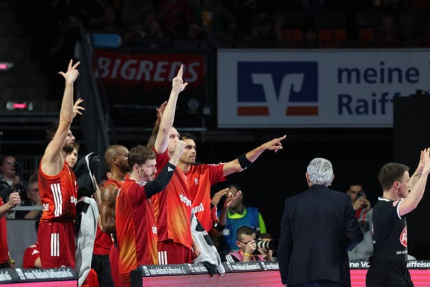 Die Bayern Bank bejubelt einen Treffer, Leon Kratzer (FC Bayern Basketball, 08) mit Andreas Obst (FC Bayern Basketball, 13) und Johannes Voigtmann (FC Bayern Basketball, 07), mit Oscar da Silva (FC Bayern Basketball, 01), GER, FC Bayern Basketball vs. Fitness First Wuerzburg Baskets, Basketball, easycredit Basketball Bundesliga, 17. Spieltag, Saison 2025 2026, 25.01.2026, GER, FC Bayern Basketball vs. Fitness First Wuerzburg Baskets, Basketball, easycredit Basketball Bundesliga, 17. Spieltag, Saison 2025 2026, 25.01.2026 Muenchen Copyright: xEibner-Pressefoto JennixMaulx EP_JML