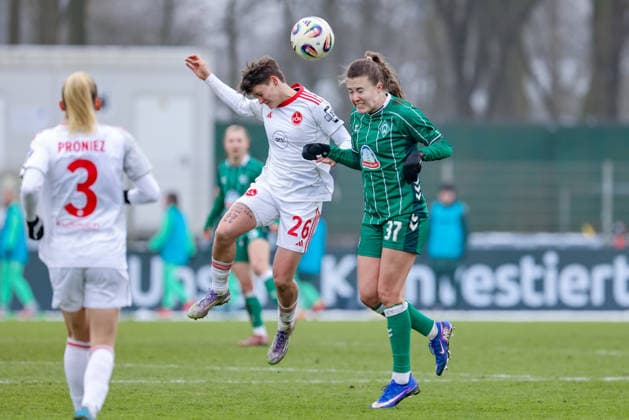 v.li.: Aneta Polaskova (1. FC Nürnberg, 26) und Mara Alber (SV Werder Bremen, 37) im Kopfballduell, Kopfball, Zweikampf, Action, Aktion, Spielszene, DIE DFB-RICHTLINIEN UNTERSAGEN JEGLICHE NUTZUNG VON FOTOS ALS SEQUENZBILDER UND ODER VIDEOÄHNLICHE FOTOSTRECKEN. DFB REGULATIONS PROHIBIT ANY USE OF PHOTOGRAPHS AS IMAGE SEQUENCES AND OR QUASI-VIDEO., 25.01.2026, (), Fussball, Google Pixel Frauen-Bundesliga, SV Werder Bremen - 1. FC Nürnberg