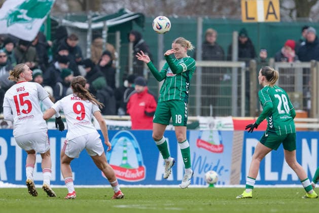 Lina Hausicke (SV Werder Bremen, 18) beim Kopfball, Aktion, Action, Spielszene, DIE DFB-RICHTLINIEN UNTERSAGEN JEGLICHE NUTZUNG VON FOTOS ALS SEQUENZBILDER UND ODER VIDEOÄHNLICHE FOTOSTRECKEN. DFB REGULATIONS PROHIBIT ANY USE OF PHOTOGRAPHS AS IMAGE SEQUENCES AND OR QUASI-VIDEO., 25.01.2026, (), Fussball, Google Pixel Frauen-Bundesliga, SV Werder Bremen - 1. FC Nürnberg