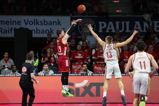 Andreas Obst (FC Bayern Basketball, 13) beim Wurf, mit Marko Petric (Fitness First Wuerzburg Baskets, 13), GER, FC Bayern Basketball vs. Fitness First Wuerzburg Baskets, Basketball, easycredit Basketball Bundesliga, 17. Spieltag, Saison 2025 2026, 25.01.2026, GER, FC Bayern Basketball vs. Fitness First Wuerzburg Baskets, Basketball, easycredit Basketball Bundesliga, 17. Spieltag, Saison 2025 2026, 25.01.2026 Muenchen Copyright: xEibner-Pressefoto JennixMaulx EP_JML