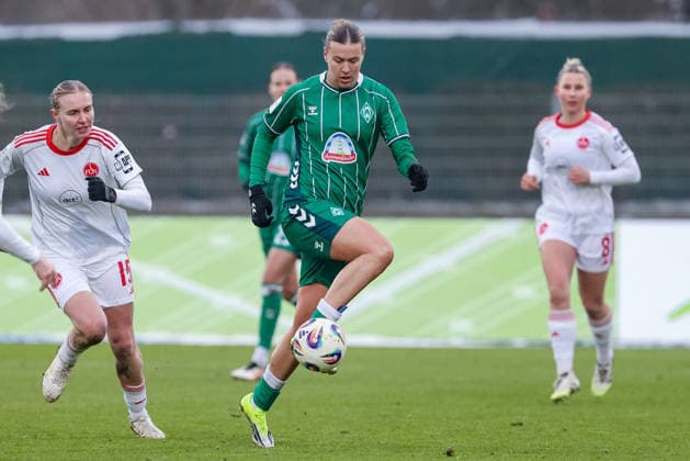 v.li.: Oliwia Wos (1. FC Nürnberg, 15) und Larissa Mühlhaus (SV Werder Bremen, 7) am Ball, Einzelbild, Ganzkörper, Aktion, Action, Spielszene, DIE DFB-RICHTLINIEN UNTERSAGEN JEGLICHE NUTZUNG VON FOTOS ALS SEQUENZBILDER UND ODER VIDEOÄHNLICHE FOTOSTRECKEN. DFB REGULATIONS PROHIBIT ANY USE OF PHOTOGRAPHS AS IMAGE SEQUENCES AND OR QUASI-VIDEO., 25.01.2026, (), Fussball, Google Pixel Frauen-Bundesliga, SV Werder Bremen - 1. FC Nürnberg