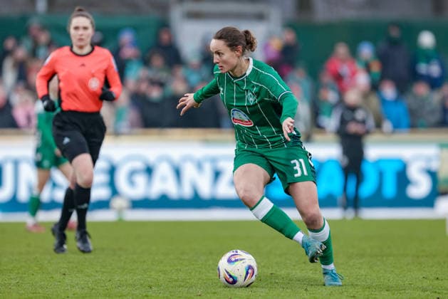 Verena Wieder (SV Werder Bremen, 31) am Ball, Einzelbild, Ganzkörper, Aktion, Action, Spielszene, DIE DFB-RICHTLINIEN UNTERSAGEN JEGLICHE NUTZUNG VON FOTOS ALS SEQUENZBILDER UND ODER VIDEOÄHNLICHE FOTOSTRECKEN. DFB REGULATIONS PROHIBIT ANY USE OF PHOTOGRAPHS AS IMAGE SEQUENCES AND OR QUASI-VIDEO., 25.01.2026, (), Fussball, Google Pixel Frauen-Bundesliga, SV Werder Bremen - 1. FC Nürnberg