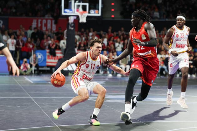Brae Ivey (Fitness First Wuerzburg Baskets, 11) mit Wenyen Gabriel (FC Bayern Basketball, 32), mit Charles Thompson (Fitness First Wuerzburg Baskets, 32), GER, FC Bayern Basketball vs. Fitness First Wuerzburg Baskets, Basketball, easycredit Basketball Bundesliga, 17. Spieltag, Saison 2025 2026, 25.01.2026, GER, FC Bayern Basketball vs. Fitness First Wuerzburg Baskets, Basketball, easycredit Basketball Bundesliga, 17. Spieltag, Saison 2025 2026, 25.01.2026 Muenchen Copyright: xEibner-Pressefoto JennixMaulx EP_JML