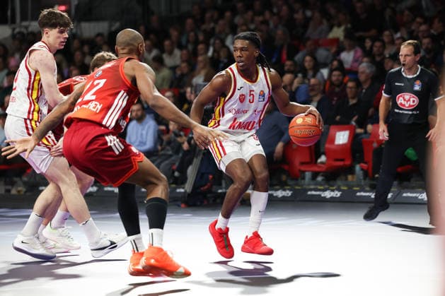 Marcus Carr (Fitness First Wuerzburg Baskets, 05) mit Isiaha Mike (FC Bayern Basketball, 22), GER, FC Bayern Basketball vs. Fitness First Wuerzburg Baskets, Basketball, easycredit Basketball Bundesliga, 17. Spieltag, Saison 2025 2026, 25.01.2026, GER, FC Bayern Basketball vs. Fitness First Wuerzburg Baskets, Basketball, easycredit Basketball Bundesliga, 17. Spieltag, Saison 2025 2026, 25.01.2026 Muenchen Copyright: xEibner-Pressefoto JennixMaulx EP_JML
