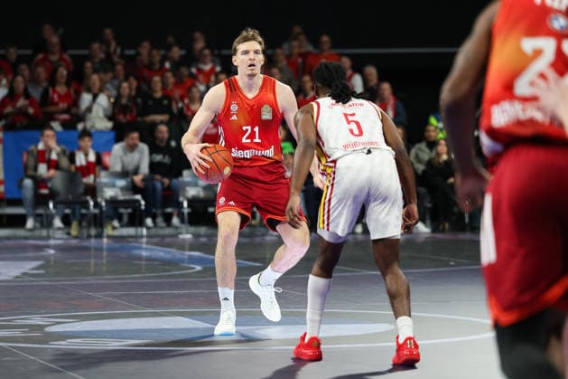 Justuz Hollatz (FC Bayern Basketball, 21) it Marcus Carr (Fitness First Wuerzburg Baskets, 05), GER, FC Bayern Basketball vs. Fitness First Wuerzburg Baskets, Basketball, easycredit Basketball Bundesliga, 17. Spieltag, Saison 2025 2026, 25.01.2026, GER, FC Bayern Basketball vs. Fitness First Wuerzburg Baskets, Basketball, easycredit Basketball Bundesliga, 17. Spieltag, Saison 2025 2026, 25.01.2026 Muenchen Copyright: xEibner-Pressefoto JennixMaulx EP_JML