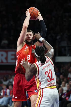 Leon Kratzer (FC Bayern Basketball, 08) mit Charles Thompson (Fitness First Wuerzburg Baskets, 32), GER, FC Bayern Basketball vs. Fitness First Wuerzburg Baskets, Basketball, easycredit Basketball Bundesliga, 17. Spieltag, Saison 2025 2026, 25.01.2026, GER, FC Bayern Basketball vs. Fitness First Wuerzburg Baskets, Basketball, easycredit Basketball Bundesliga, 17. Spieltag, Saison 2025 2026, 25.01.2026 Muenchen Copyright: xEibner-Pressefoto JennixMaulx EP_JML