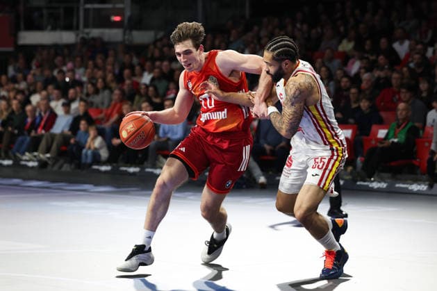 Justinian Jessup (FC Bayern Basketball, 10) mit David Muenkat (Fitness First Wuerzburg Baskets, 55), GER, FC Bayern Basketball vs. Fitness First Wuerzburg Baskets, Basketball, easycredit Basketball Bundesliga, 17. Spieltag, Saison 2025 2026, 25.01.2026, GER, FC Bayern Basketball vs. Fitness First Wuerzburg Baskets, Basketball, easycredit Basketball Bundesliga, 17. Spieltag, Saison 2025 2026, 25.01.2026 Muenchen Copyright: xEibner-Pressefoto JennixMaulx EP_JML