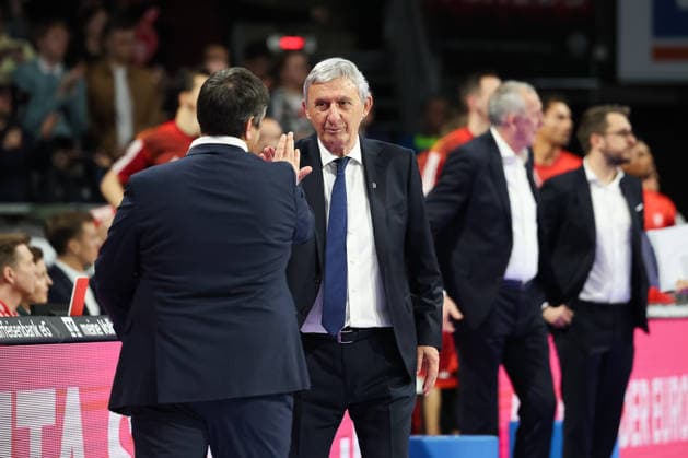 Svetislav Pesic (FC Bayern Basketball, Chef-Trainer) mit Sasa Filipovski (Fitness First Wuerzburg Baskets, Chef-Trainer) nach dem Spiel, GER, FC Bayern Basketball vs. Fitness First Wuerzburg Baskets, Basketball, easycredit Basketball Bundesliga, 17. Spieltag, Saison 2025 2026, 25.01.2026, GER, FC Bayern Basketball vs. Fitness First Wuerzburg Baskets, Basketball, easycredit Basketball Bundesliga, 17. Spieltag, Saison 2025 2026, 25.01.2026 Muenchen Copyright: xEibner-Pressefoto JennixMaulx EP_JML