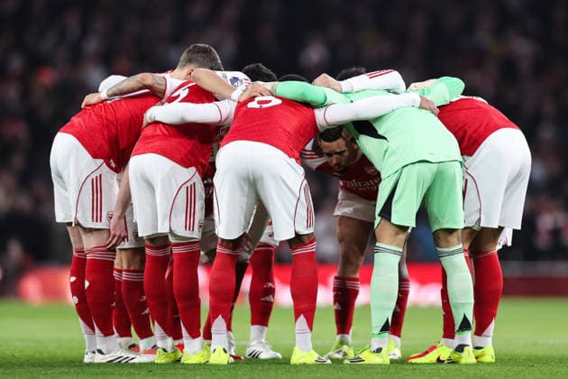 London, England, 25th January 2026. Arsenal players form a huddle ahead of the Arsenal vs Manchester United, ManU Premier League match at the Emirates Stadium, London. Picture credit should read: David Klein Sportimage EDITORIAL USE ONLY. No use with unauthorised audio, video, data, fixture lists, club league logos or live services. Online in-match use limited to 120 images, no video emulation. No use in betting, games or single club league player publications. SPI_020_DK_ARSENAL_vs_MAN_UNITED SPI-4480-0020