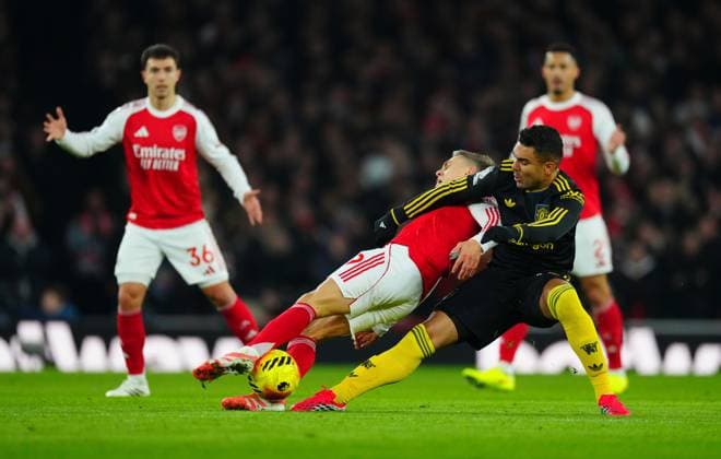 Casemiro of Manchester United, ManU fouls Leandro Trossard of Arsenal Arsenal v Manchester United, Premier League, Football, Emirates Stadium, London, UK - 25 Jan 2026London Emirates Stadium United Kingdom EDITORIAL USE ONLY No use with unauthorised audio, video, data, fixture lists, club league logos or live services. Online in-match use limited to 120 images, no video emulation. No use in betting, games or single club league player publications. Copyright: xJavierxGarcia Shutterstockx 16426081q