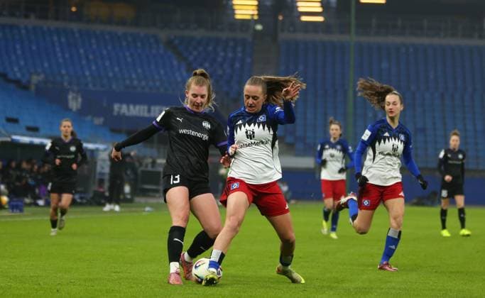 25.01.2026, xcex, GER, Hamburg, Volksparkstadion, Frauenfussball, 1. Bundesliga, DIE LIGA, Google Pixel Frauen-Bundesliga, Saison 2025 2026, Spieltag 15, HSV, SGS, Hamburger SV Frauen - SGS Essen, Maike Berentzen (SGS) gegen Victoria Schulz (HSV) DFL regulations prohibit any use of photographs as image sequences and or quasi-video