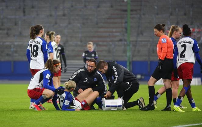 25.01.2026, xcex, GER, Hamburg, Volksparkstadion, Frauenfussball, 1. Bundesliga, DIE LIGA, Google Pixel Frauen-Bundesliga, Saison 2025 2026, Spieltag 15, HSV, SGS, Hamburger SV Frauen - SGS Essen, Sophie Hillebrand (HSV) muss behandelt werden, Verletzungspause, Unterbrechung, Verletzung DFL regulations prohibit any use of photographs as image sequences and or quasi-video