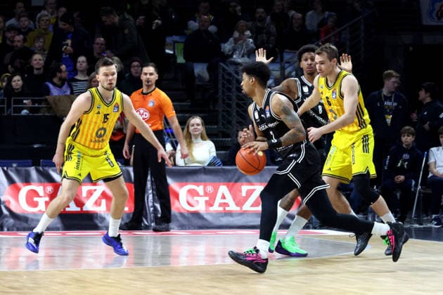 DEU, easyCredit BBL, ALBA vs. BMA365 Bamberg Baskets, 25.01.2026, Max-Schmeling-Halle, Berlin, DEU, easyCredit BBL, ALBA vs. BMA365 Bamberg Baskets, im Bild MALTE DELOW (ALBA Berlin 6), Martin Hermannsson (ALBA Berlin 15), Ibrahim Watson-Boye (Bamberg 2)