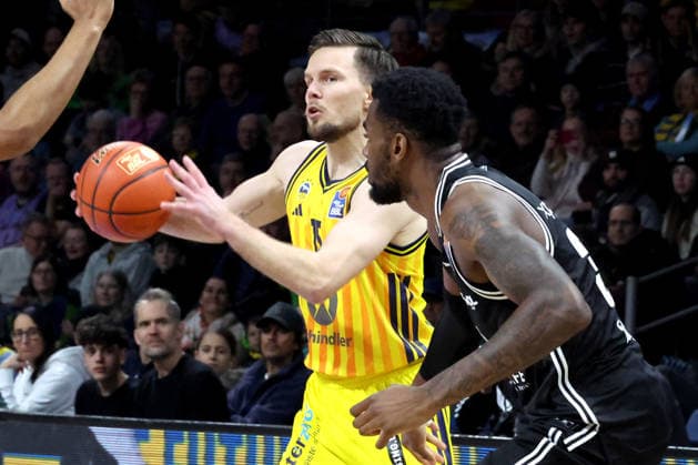 DEU, easyCredit BBL, ALBA vs. BMA365 Bamberg Baskets, 25.01.2026, Max-Schmeling-Halle, Berlin, DEU, easyCredit BBL, ALBA vs. BMA365 Bamberg Baskets, im Bild Martin Hermannsson (ALBA Berlin 15), Ejifor Onu (Bamberg 35)
