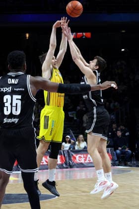 DEU, easyCredit BBL, ALBA vs. BMA365 Bamberg Baskets, 25.01.2026, Max-Schmeling-Halle, Berlin, DEU, easyCredit BBL, ALBA vs. BMA365 Bamberg Baskets, im Bild MALTE DELOW (ALBA Berlin 6), Richard Balint (Bamberg 11)