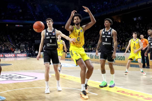 DEU, easyCredit BBL, ALBA vs. BMA365 Bamberg Baskets, 25.01.2026, Max-Schmeling-Halle, Berlin, DEU, easyCredit BBL, ALBA vs. BMA365 Bamberg Baskets, im Bild Norris Agbakoko (ALBA Berlin 17), Richard Balint (Bamberg 11), Demarcus Demonia (Bamberg 8)